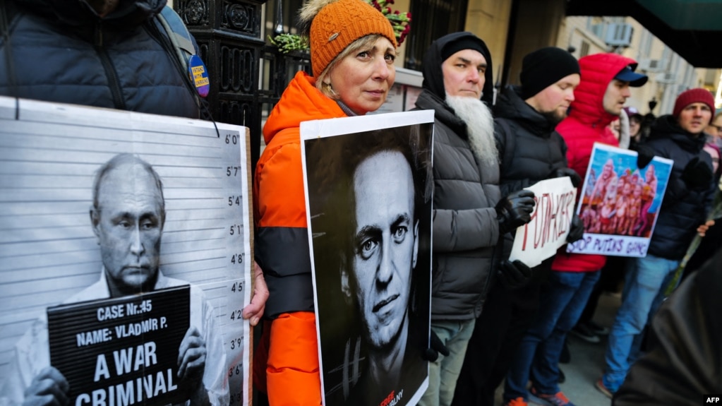 人们在俄罗斯驻纽约领事馆前举行集会，悼念俄罗斯反对派领袖阿列克谢·纳瓦尔尼。俄罗斯联邦监狱管理局称，纳瓦尔尼于2月16日在北极监狱服刑期间死亡。（2024年2月16日）