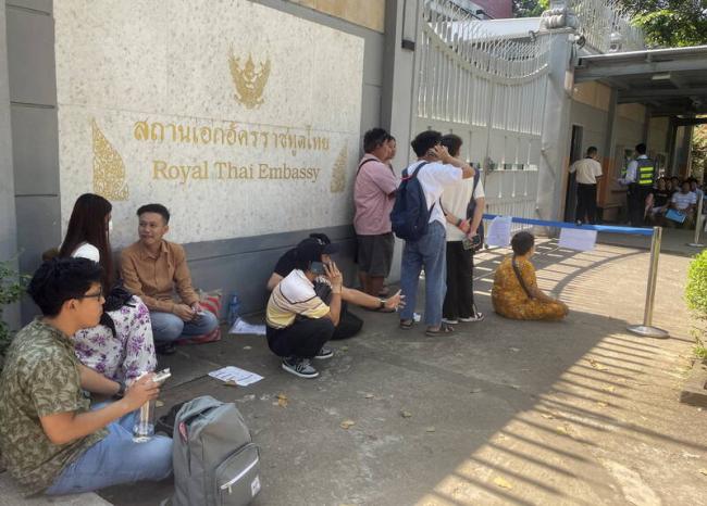 年轻人集体逃跑  大使馆外千人排队抢办签证