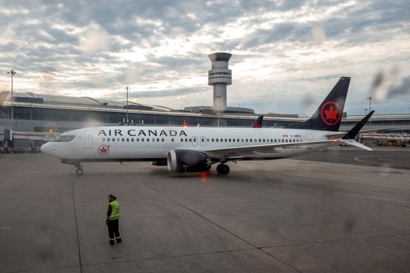 加拿大航空的聊天机器人误导乘客购票，事后拒绝退款。 路透