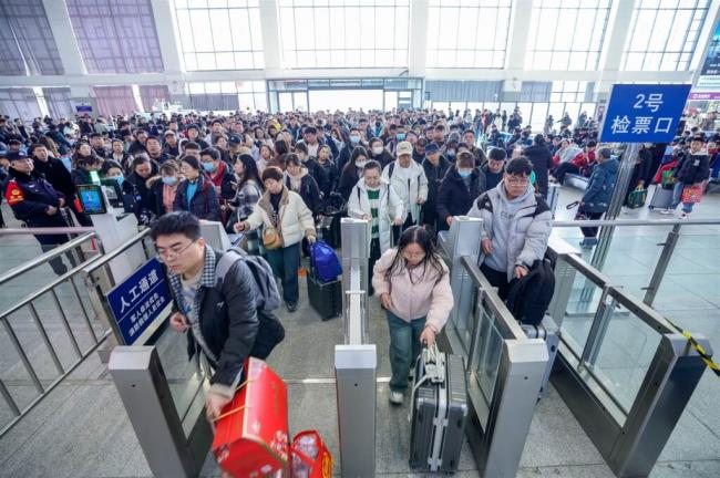 中国海陆空交通涌现大量人潮   机票动辄破万