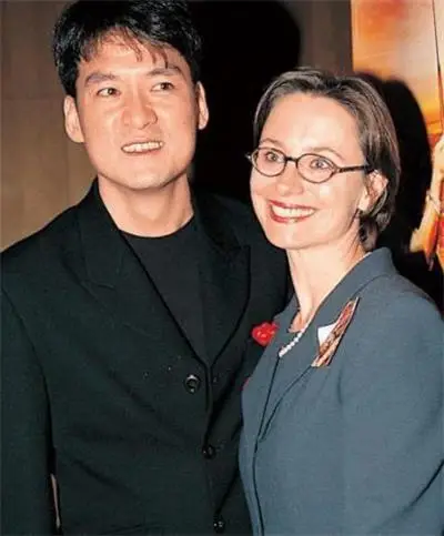 周华健与美国妻子的争议：结婚38年 一直被劝离