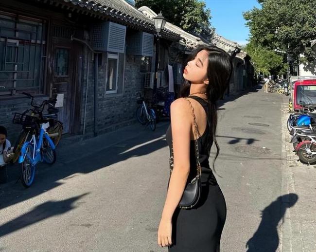 17岁李嫣穿着短裙在意大利度假 身材变化比较大