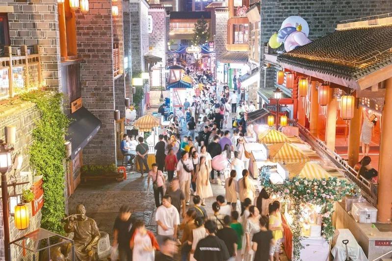 中国旅游平台携程集团去年全年净利99.18亿元人民币，年增幅高达6.07倍。 图为江西南昌万寿宫历史文化街区内人潮。 （中新社）