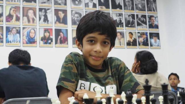 8岁男童靠自学下棋  击败国际象棋特级大师