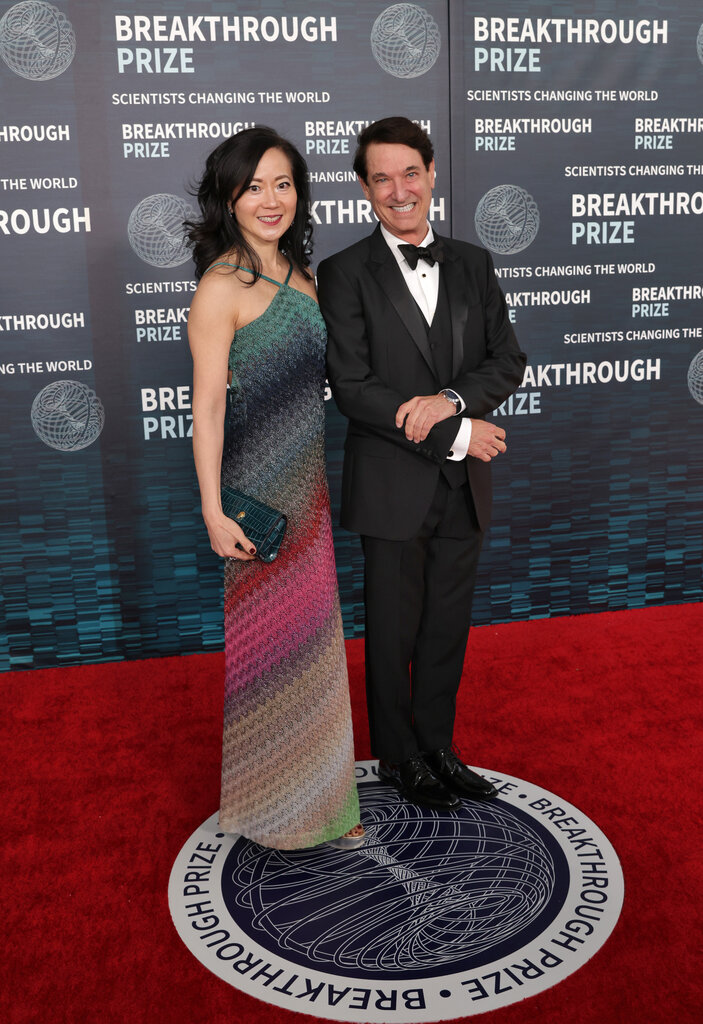 赵安吉与丈夫、风险投资家吉姆·布雷耶去年在洛杉矶的突破奖颁奖礼上。