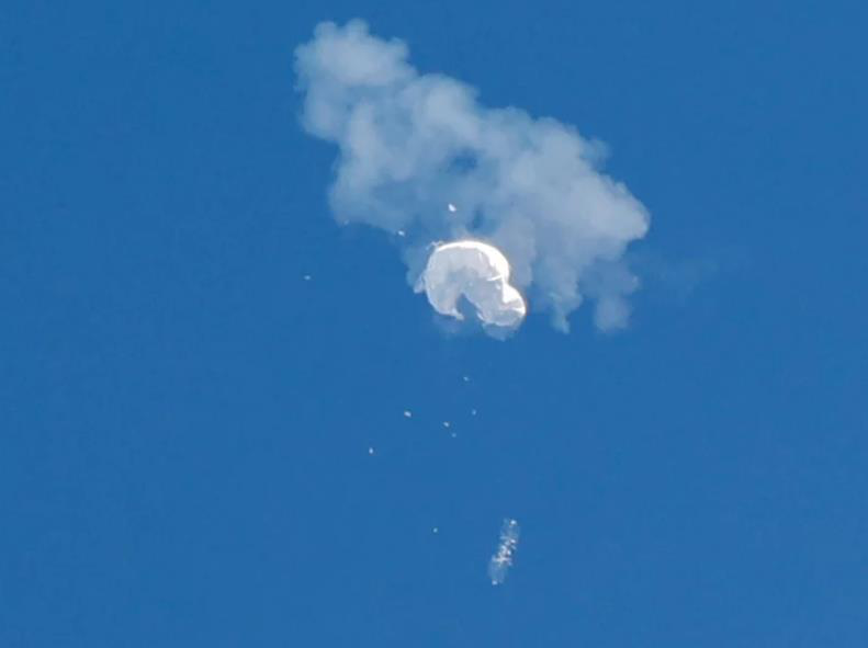 时隔一年美国再于境内发现高空气球。 图为美国去年2月发现中国高空气球飞越蒙大拿州上空，并派战机用飞弹击落。 路透
