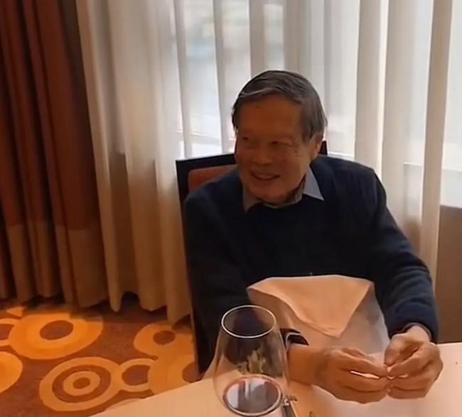 杨振宁与女航天员聚餐  70岁的长相  50岁声音