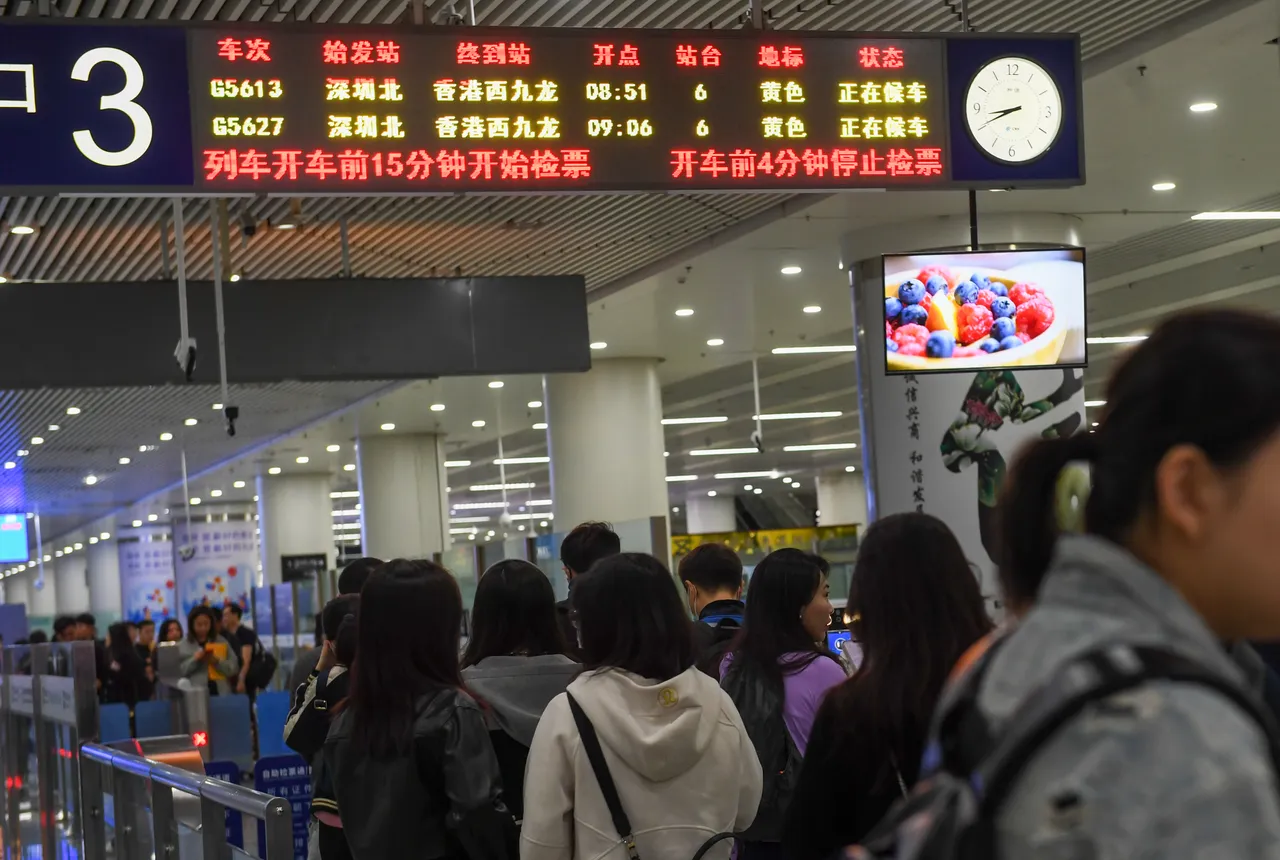 深圳物價便宜吸引大批香港人搭高鐵去逛街消費，高鐵因此增班。圖為深圳福田站候車民眾。新華社