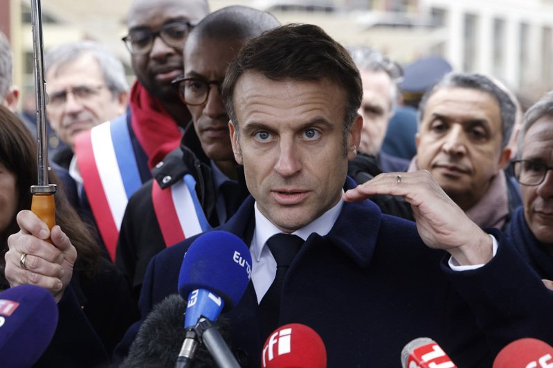 法国总统马克龙2月29日在官员簇拥之下，出席巴黎圣德尼的奥运选手村落成典礼。 美联社