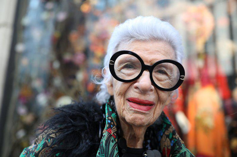 美国时尚阿嬷、开创性纺织艺术大师艾瑞丝·艾普菲尔（Iris Apfel）1日在佛罗里达州棕榈滩的家中逝世，享嵩寿102岁。 路透