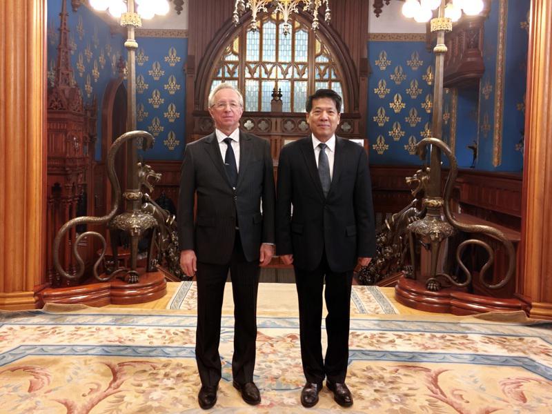 中国政府欧亚事务特别代表李辉(右)访俄，会见俄罗斯副外交部长格鲁金(Mikhail Galuzin)。(新华社)