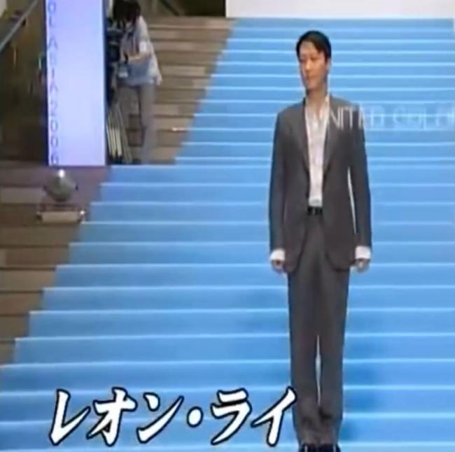 大秀流利日语 王毅18年前走秀视频被挖出
