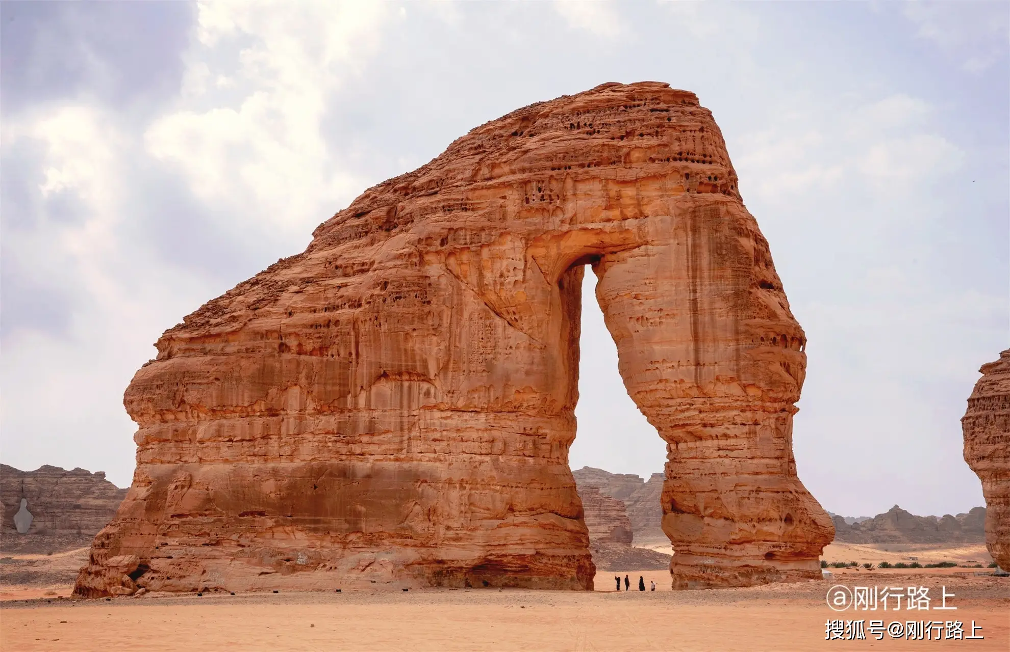 一望无垠的沙漠中 感受到沙特古老的文化和传统
