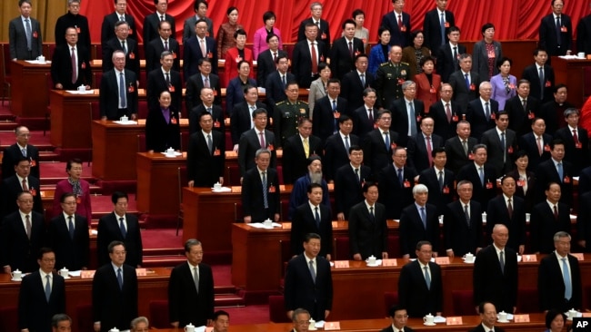 中国领导人习近平与他的六名中共中央政治局常委出席北京人大会堂举行的全国政协会议开幕式。（2024年3月4日）