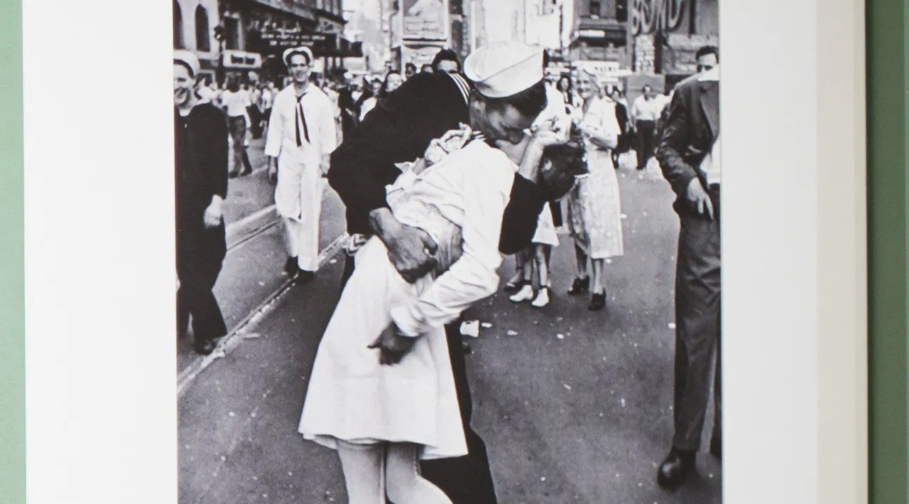 為了慶祝打贏日本，美國海軍大兵一時興起、真情流露，忽然就對不認識的美麗護士大力親下去。美聯社
