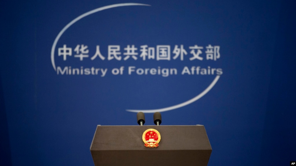 资料照片：带有中国国徽的中国外交部讲台。（美联社照片）