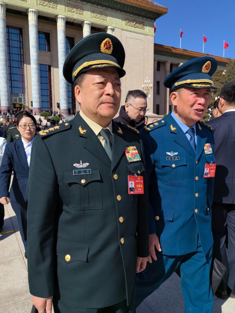 去年去职的解放军火箭军原政委徐忠波（左）昨在两会上露脸。 星岛日报