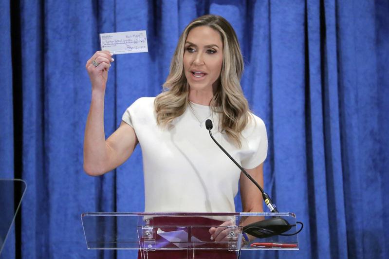 川普的二媳妇赖拉‧特朗普当选共和党全国委员会共同主席，并展示一张捐款支票。 （美联社）