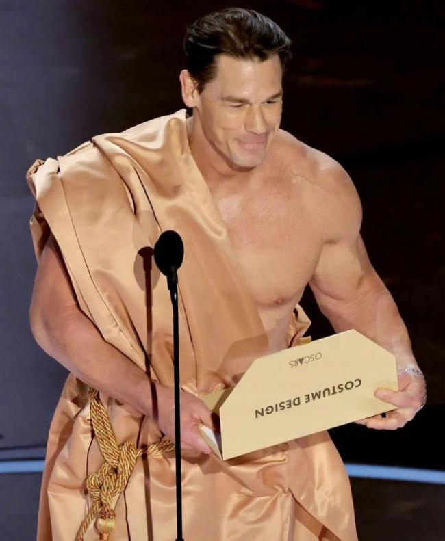 奥斯卡奇葩看点：颁奖嘉宾全裸！狗狗台下…