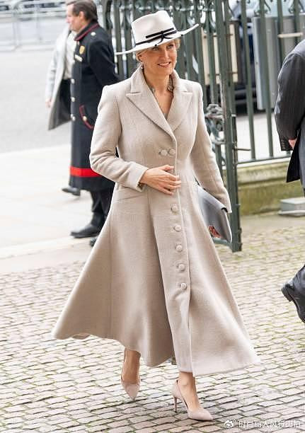 被英女王小儿媳美到了 穿2万7米色大衣惊艳亮相