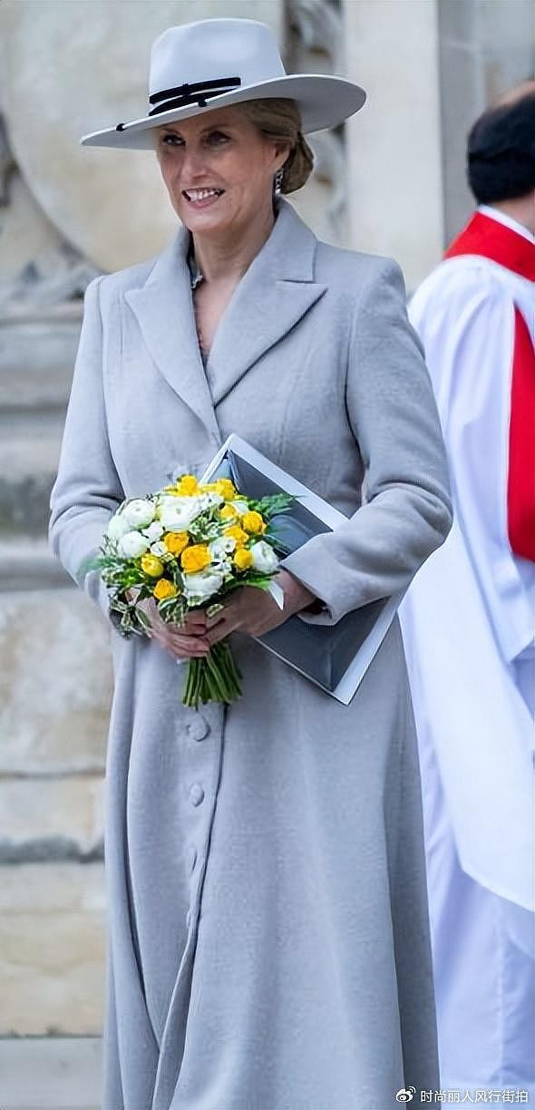 被英女王小儿媳美到了 穿2万7米色大衣惊艳亮相