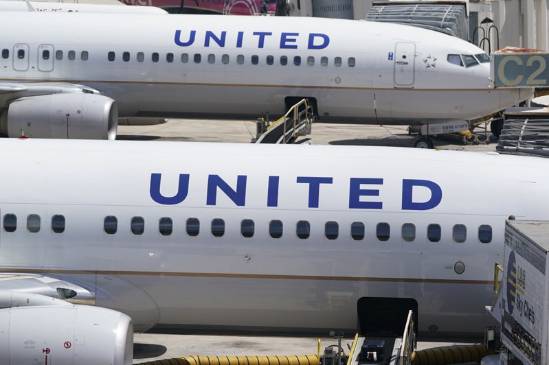 美国联合航空又传意外，15日一架从旧金山国际机场飞往俄勒冈州梅福德机场的航班降落时，发现外部面板飞脱，据信是在飞行期间掉落。 美联社