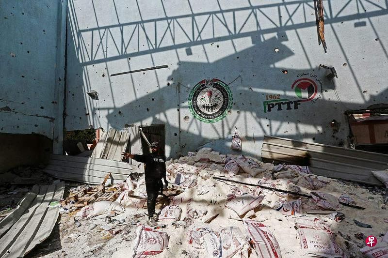 加沙中部努塞拉特难民营的物资分配中心据报星期四遭以军炮火击中。（路透社）