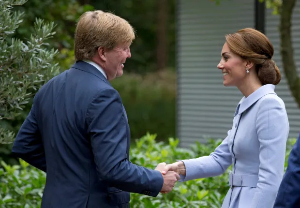 荷兰国王当众挖苦凯特王妃，引发争议