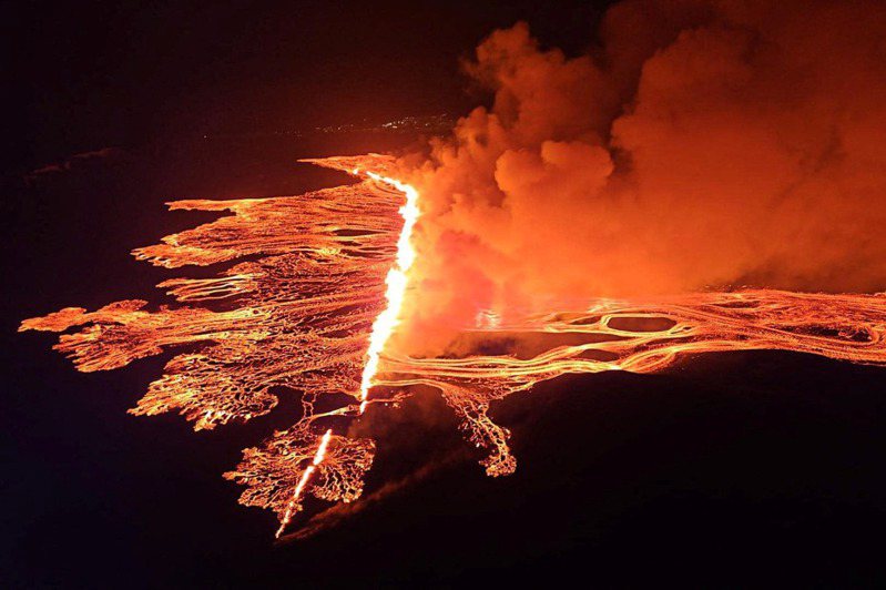 冰岛气象局证实西南端雷克雅内斯半岛火山16日晚间喷发，这是继去年12月至今第4度喷发，裂缝口长达2.9公里，源源不绝的熔岩喷泉喷射而出后迅速向两侧蔓延，亮橙熔岩与漆黑夜空形成鲜明对比。 路透