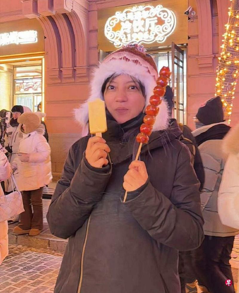 赵薇年初晒出在哈尔滨吃雪糕和冰糖葫芦的照片。（互联网）