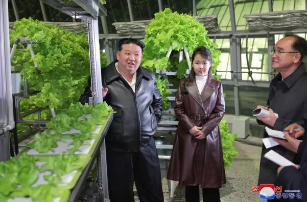 金正恩携爱女巡农场！朝鲜官媒：“伟大领导人”