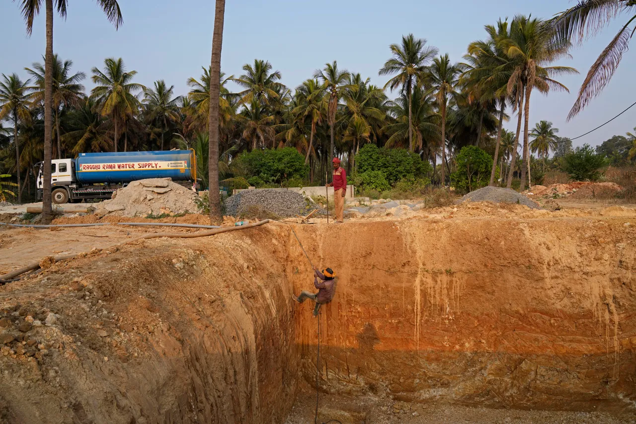 邦加羅爾最近甚至有人開挖大型水池，準備用來暫存地下水大撈一筆。美聯社