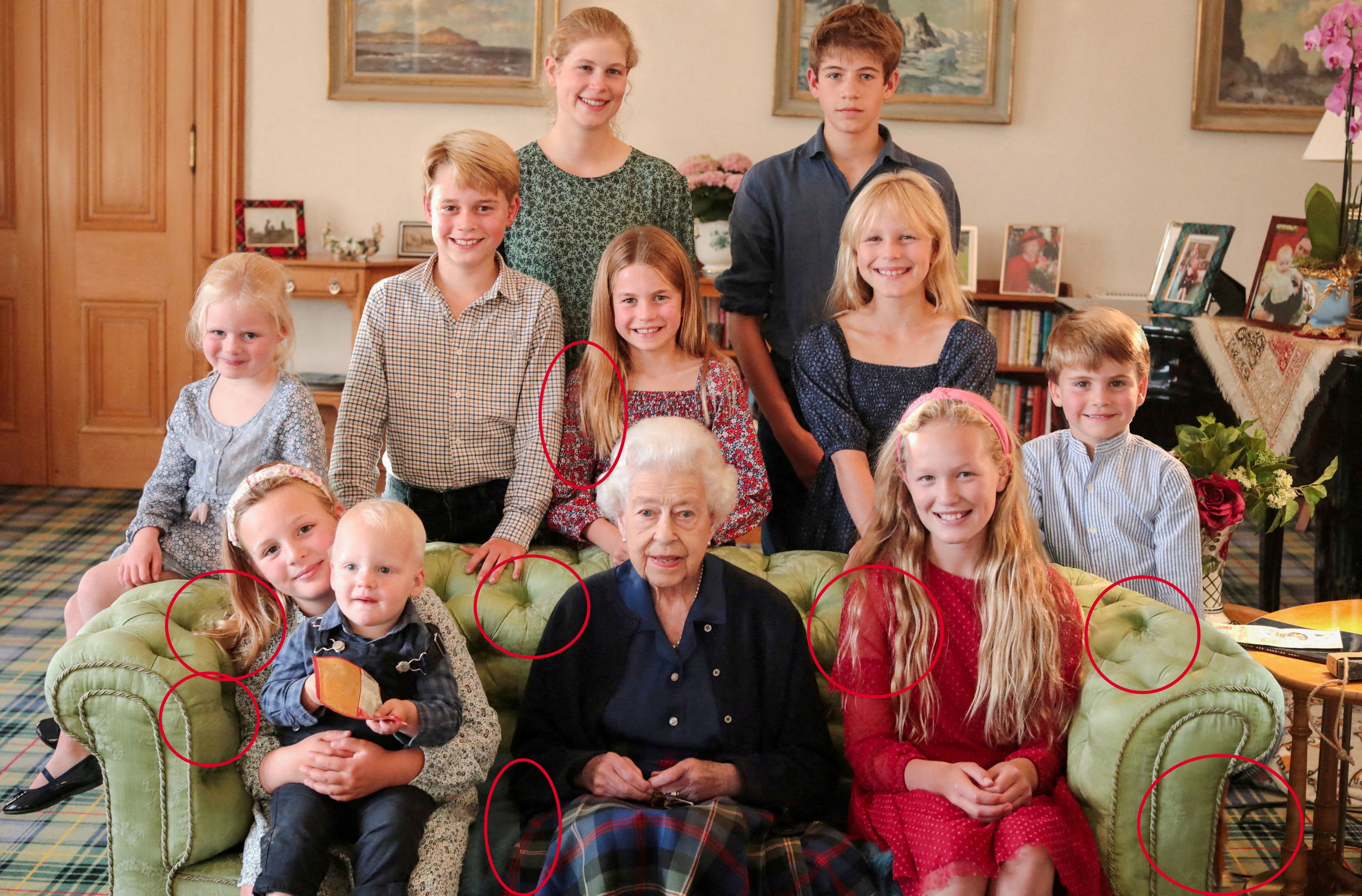 ▲▼已故英國女王伊麗莎白二世（Queen Elizabeth II）與10名孫兒和曾孫們在蘇格蘭巴爾莫勒爾堡（Balmoral Castle）合影。（圖／路透）