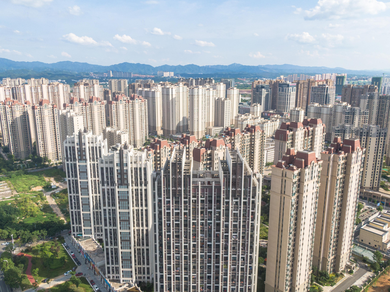 中国今年前2个月新建住宅平均成交价格，较2023年4月的高峰下跌了22.6%。图为江西赣州一处住宅小区。（中通社）