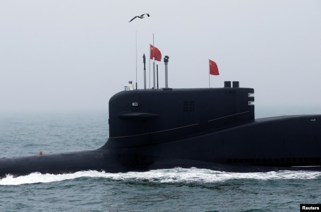 资料照：一艘中国海军潜艇在青岛港外参加庆祝解放军建军70周年的检阅活动。（2019年4月23日）