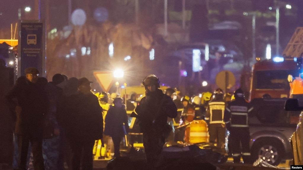 枪击事件后，专业人员聚集在番红花市政厅附近的死难者旁边。(2024年3月22日)