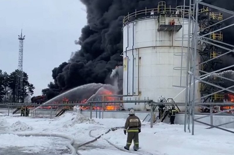 这张撷取自俄罗斯紧急情况部1月19日发布宣传影像的照片显示，布良斯克州克林齐遭无人机攻击后，救援人员努力扑灭一处油库的火势。 欧新社