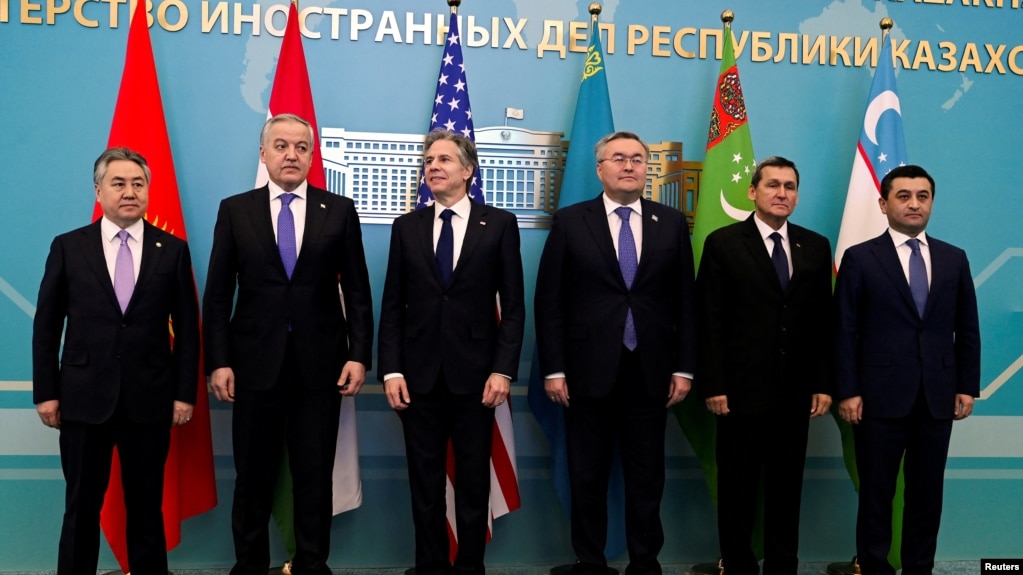美国国务卿布林肯在哈萨克斯坦首都阿斯塔纳与参加美国-中亚（C5+1）部长级会议的中亚各国外长合影。（2023年2月28日）