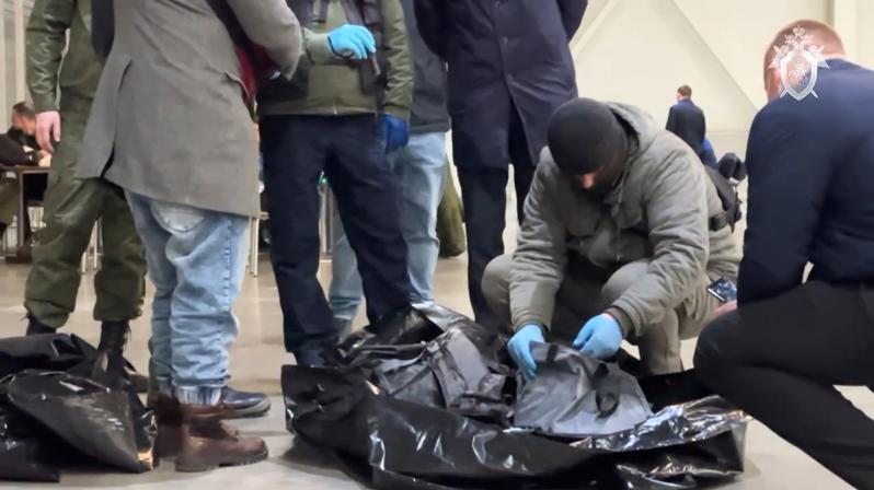 俄罗斯调查人员在现场还找到装有多个备用弹匣的背心和一袋击发过的弹壳。 （美联社）