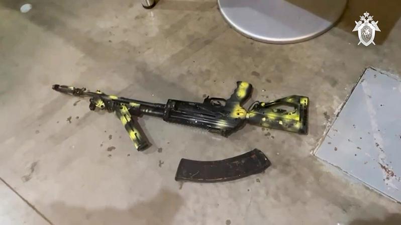 I俄罗斯调查人员稍早公布在事发现场找到的AK-47枪械和弹匣。 （美联社）