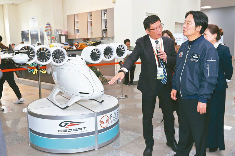 总统当选人赖清德（右）22日参访亚洲无人机AI创新应用研发中心，现场展示能搭载飞弹的无人机，螺旋桨驱动马达上印有「MADE IN CHINA」字样，场面尴尬。 记者刘学圣/摄影