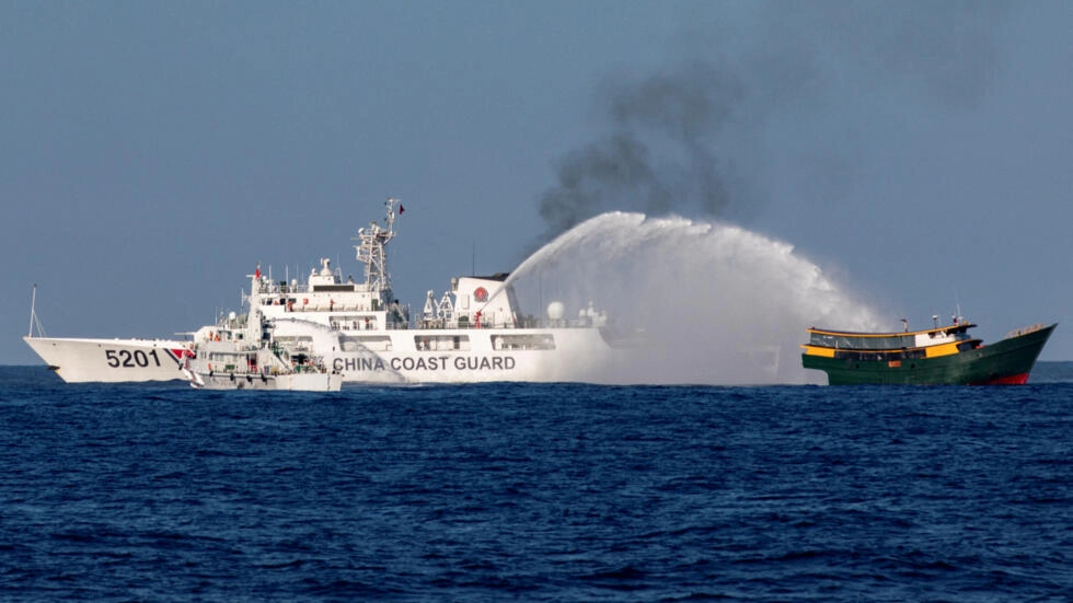 南海: 菲律宾称中国水炮致其三军人受伤