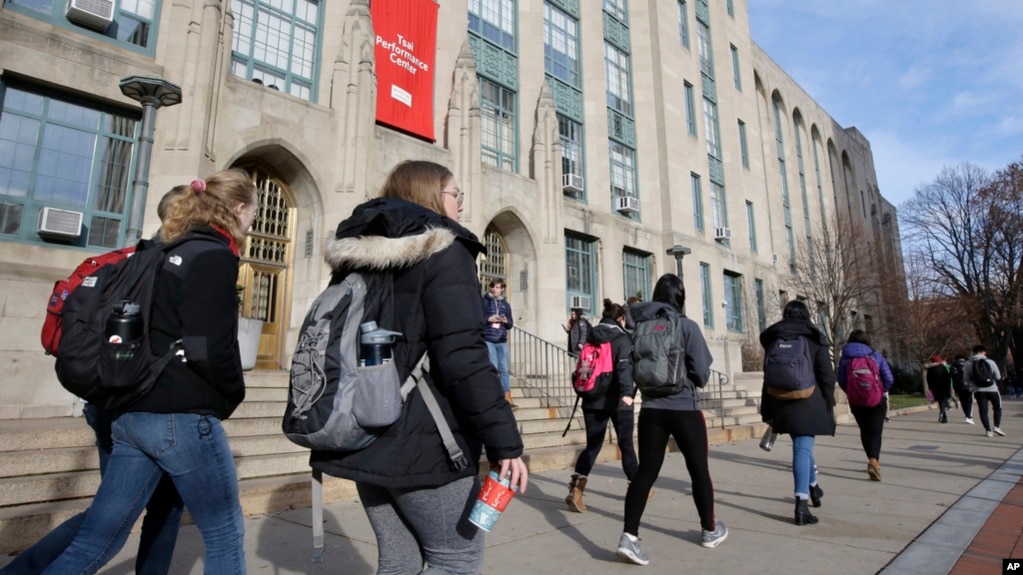 资料图片：学生们走过波士顿大学艺术与科学学院的入口。（波士顿，2018年11月29日）
