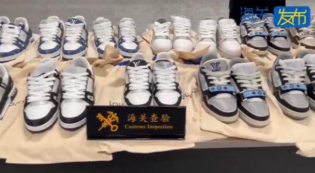 行李箱内装价值约40万元鞋包 中国海关全部收缴
