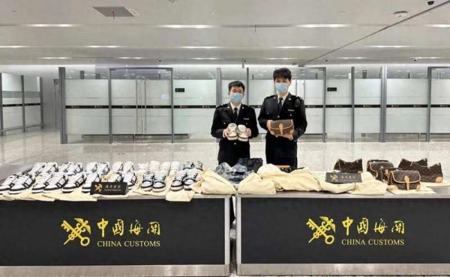 行李箱内装价值约40万元鞋包 中国海关全部收缴