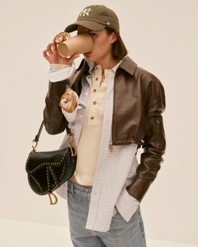 超模卡梅伦·罗素时髦演绎大牌经典包袋