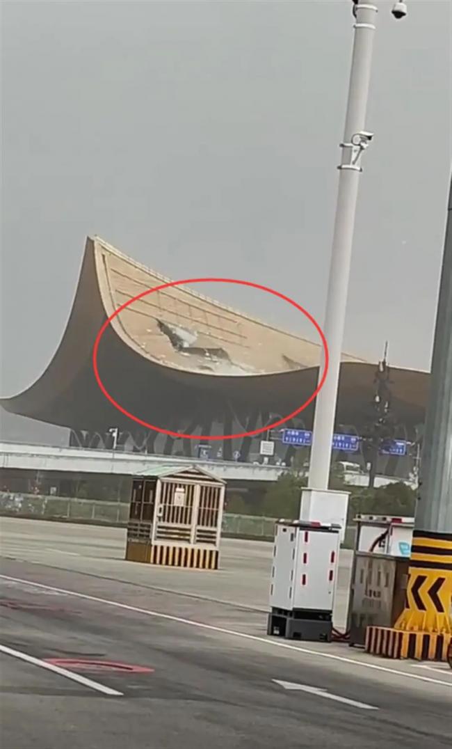 嚇人！昆明機場航站樓局部屋頂被強風掀了…