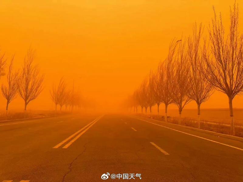 受沙尘暴来袭影响，内蒙古苏尼特右旗27日天空已一片橙红。 （图/取自中国天气网微博）