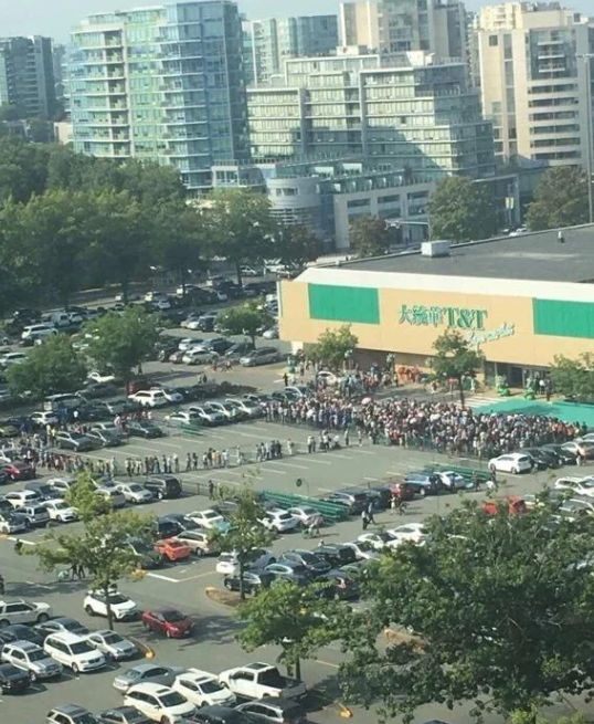 疑似华人在超市门口乱停车“堵路”，遭全网抨击