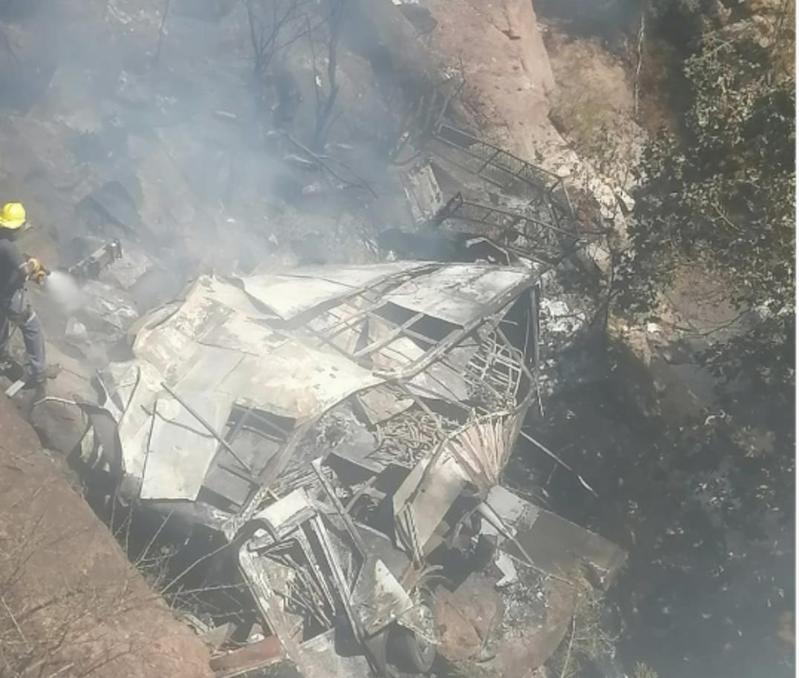 南非交通部表示，一辆巴士28日从桥上坠入50公尺深的深谷并起火燃烧，车上46人只有一名8岁女童幸存，但身受重伤。新华社